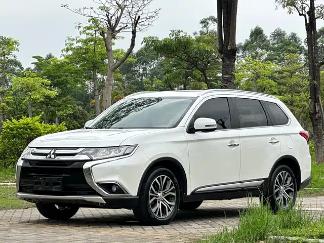 MITSUBISHI OUTLANDER
