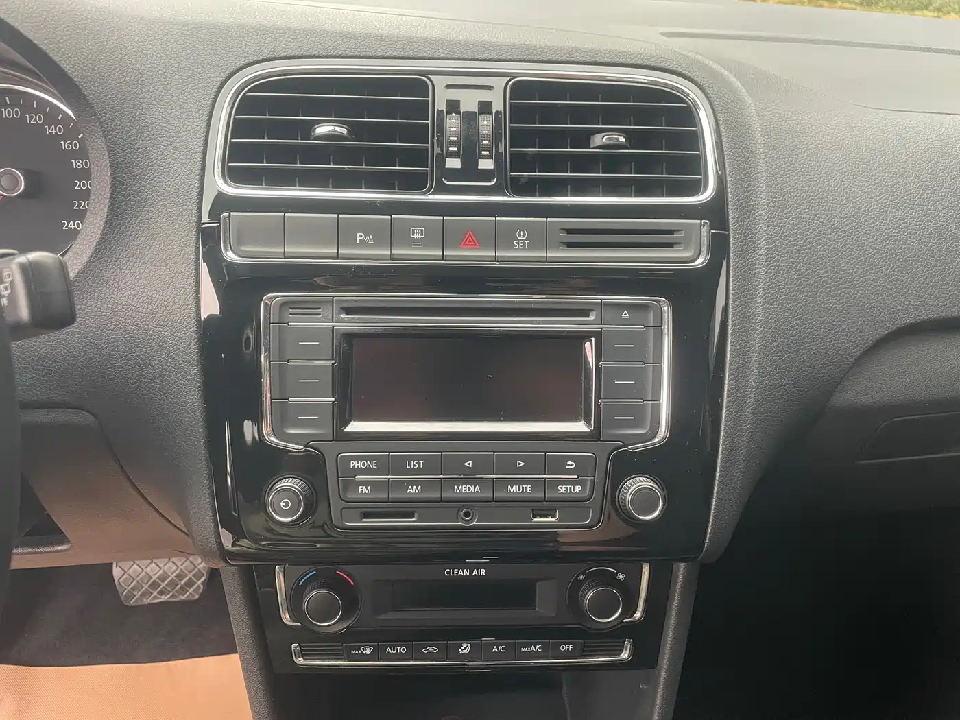 Volkswagen Polo 2016 1.6L Automatic Luxury фото 12