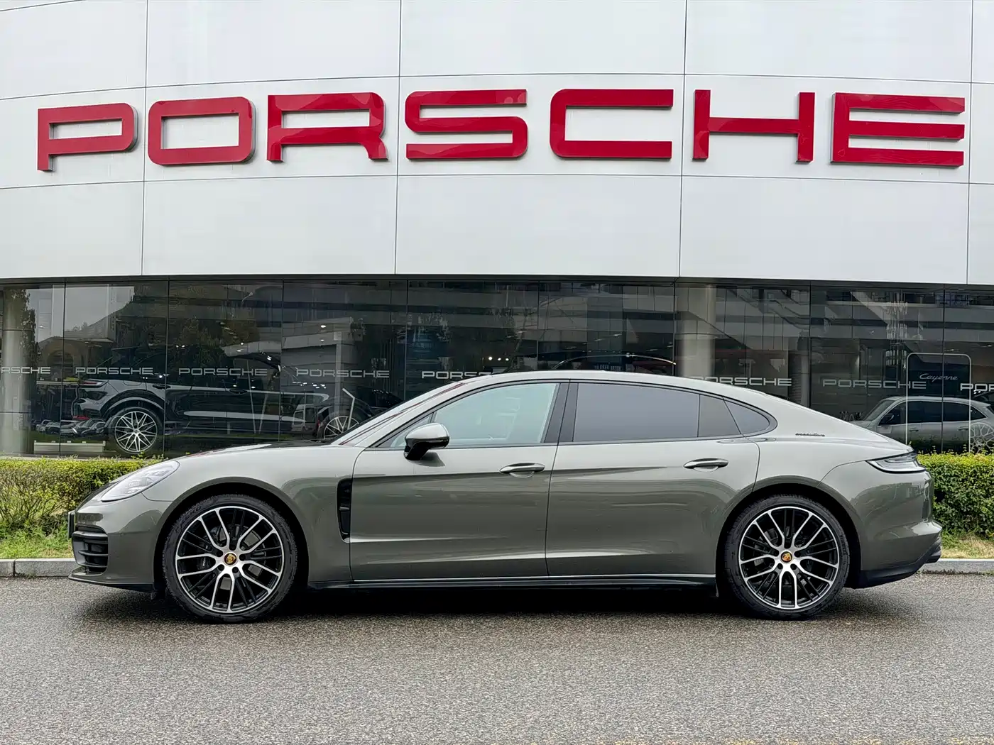 Porsche Panamera 2023 Panamera Executive Long Wheelbase Platinum Edition 2.9T фото 19