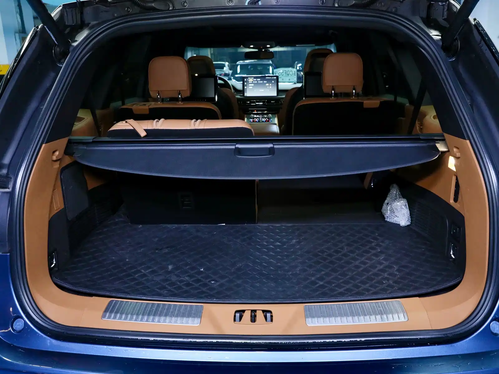 Photo 6 - Lincoln Aviator