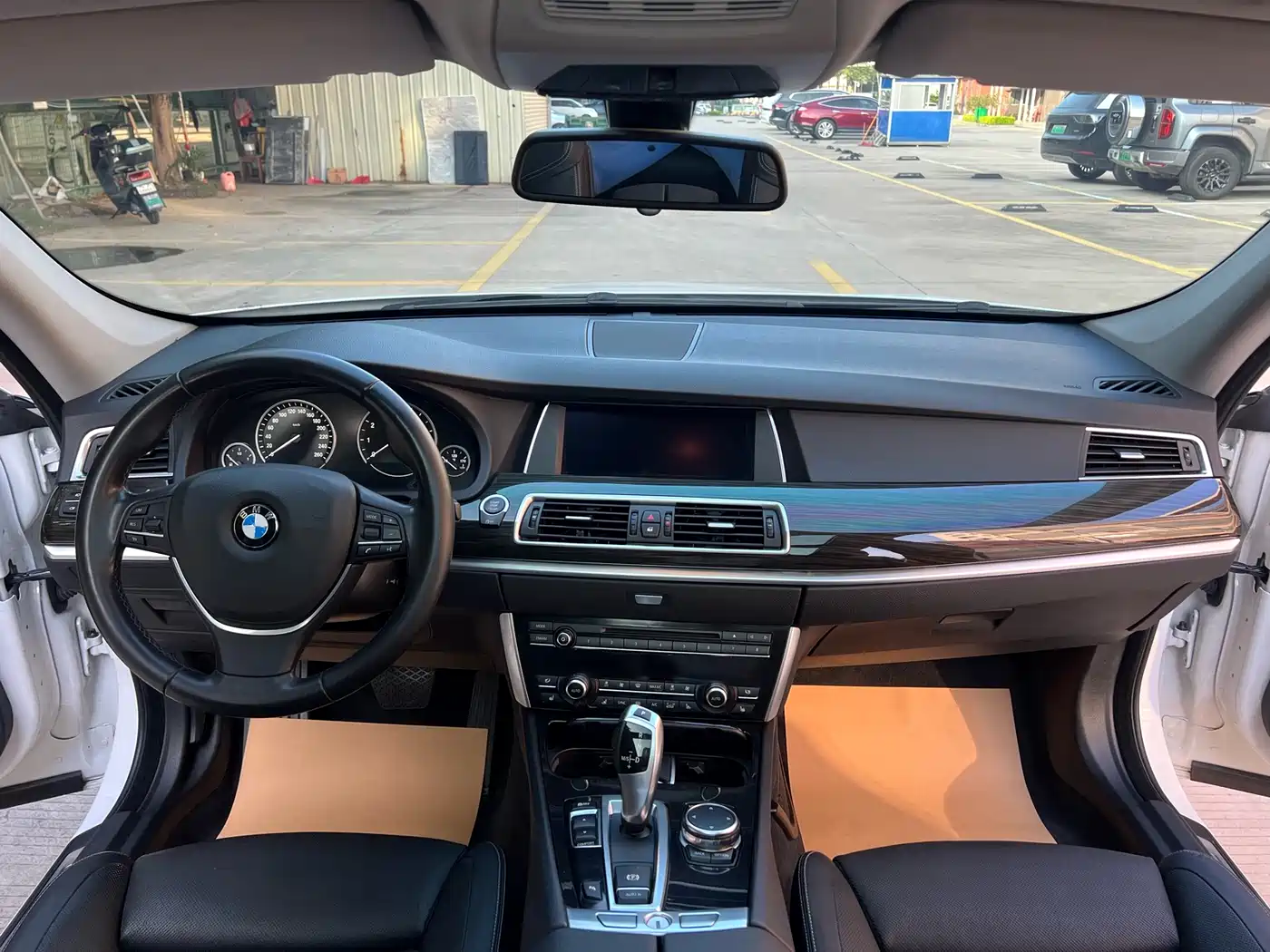 BMW 5 Series GT 2015 528i Luxury фото 4