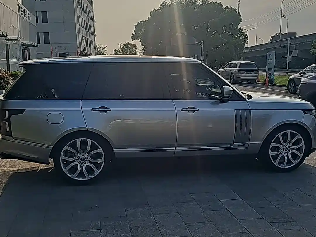 Land Rover Range Rover 2022 3.0 L6 400PS Heritage Extended Classic Edition фото 4