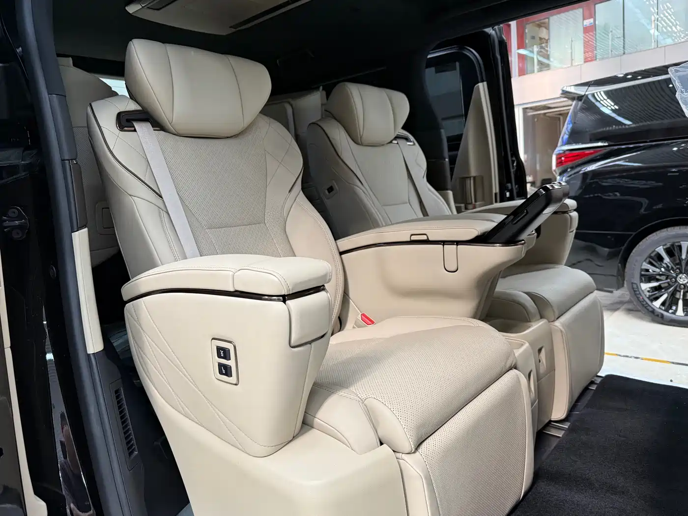 Toyota Vellfire 2025 Crown Hybrid 2.5L Ink Gold Executive Edition фото 14