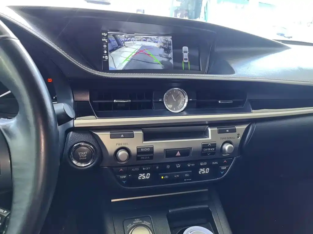 Фото 13 - Lexus ES