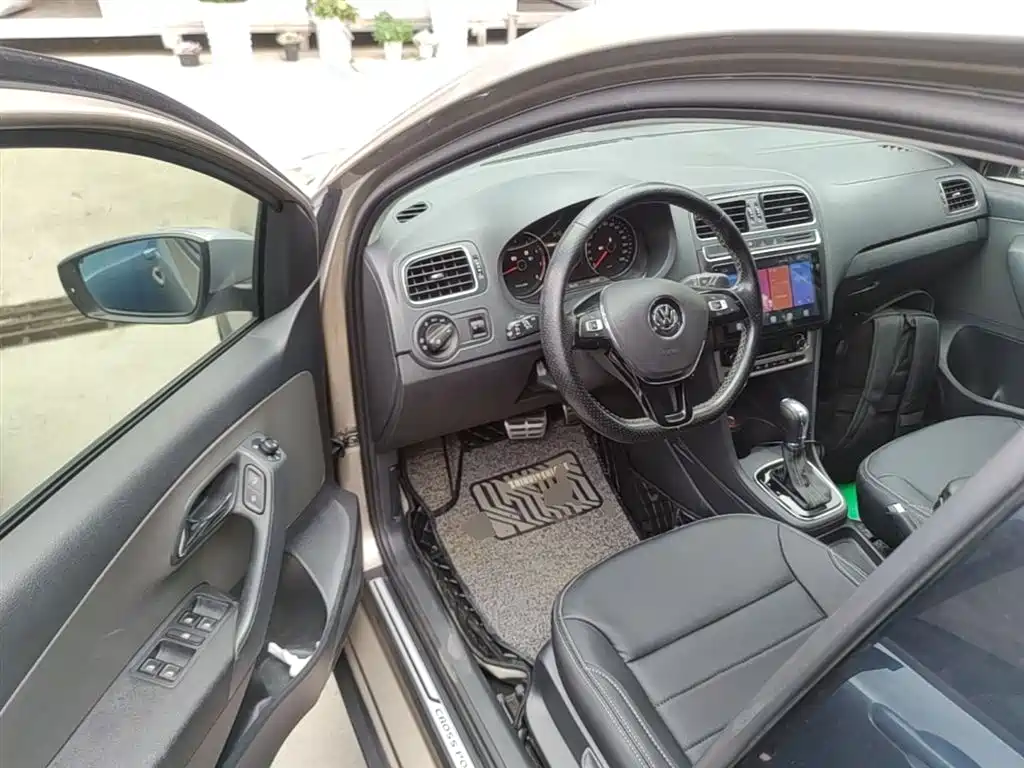 Volkswagen Polo 2014 1.6L Cross Polo Automatic фото 16