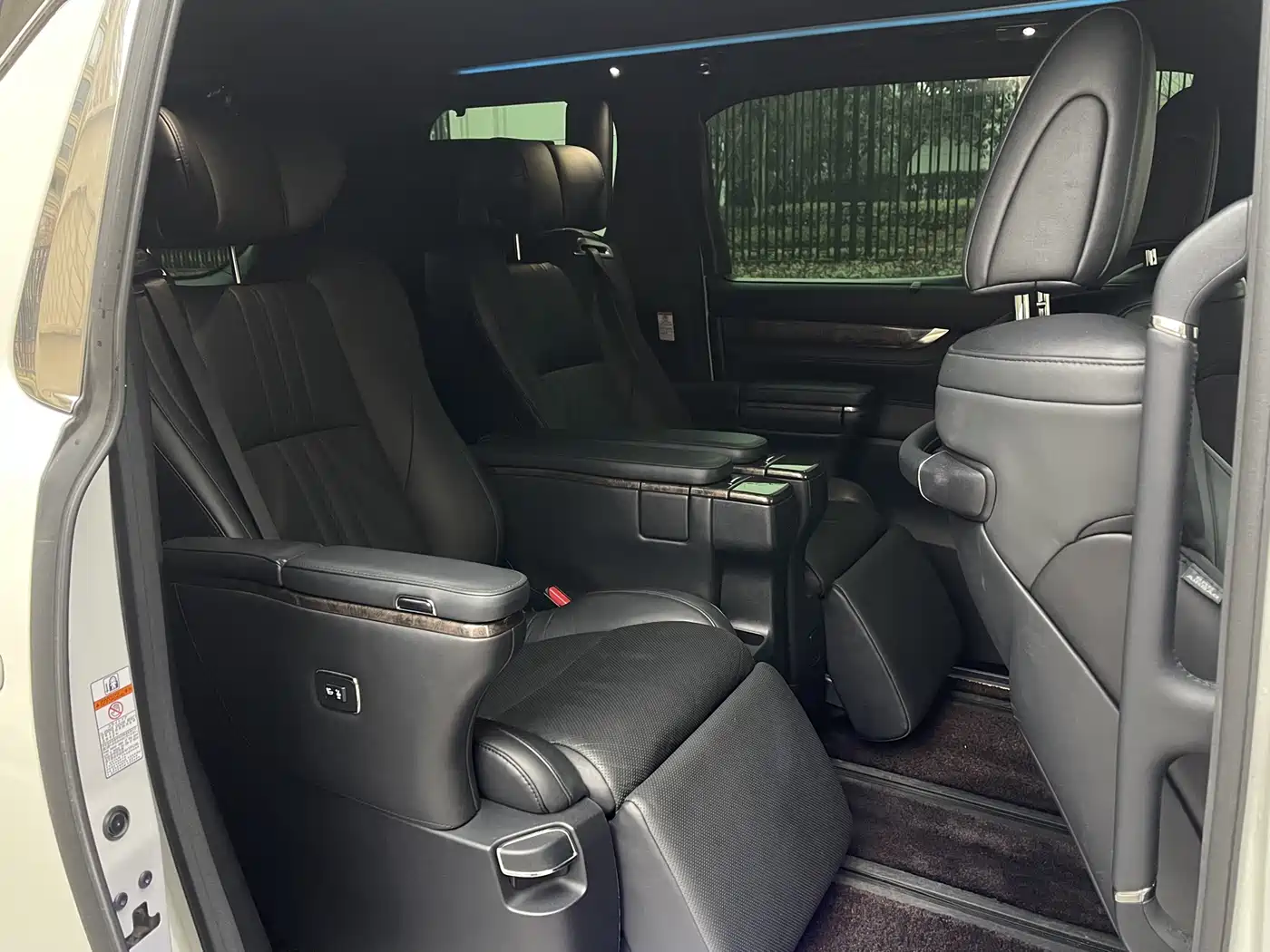 Toyota Vellfire 2019 Hybrid 2.5L HV Premium Edition фото 14