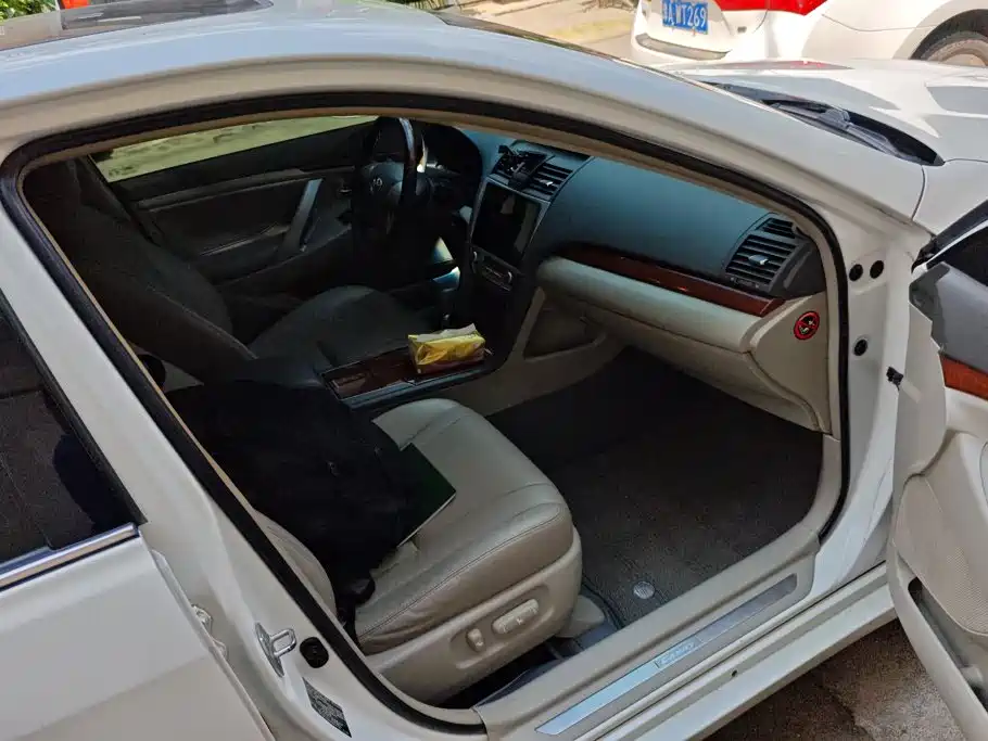 Фото 8 - Toyota Camry