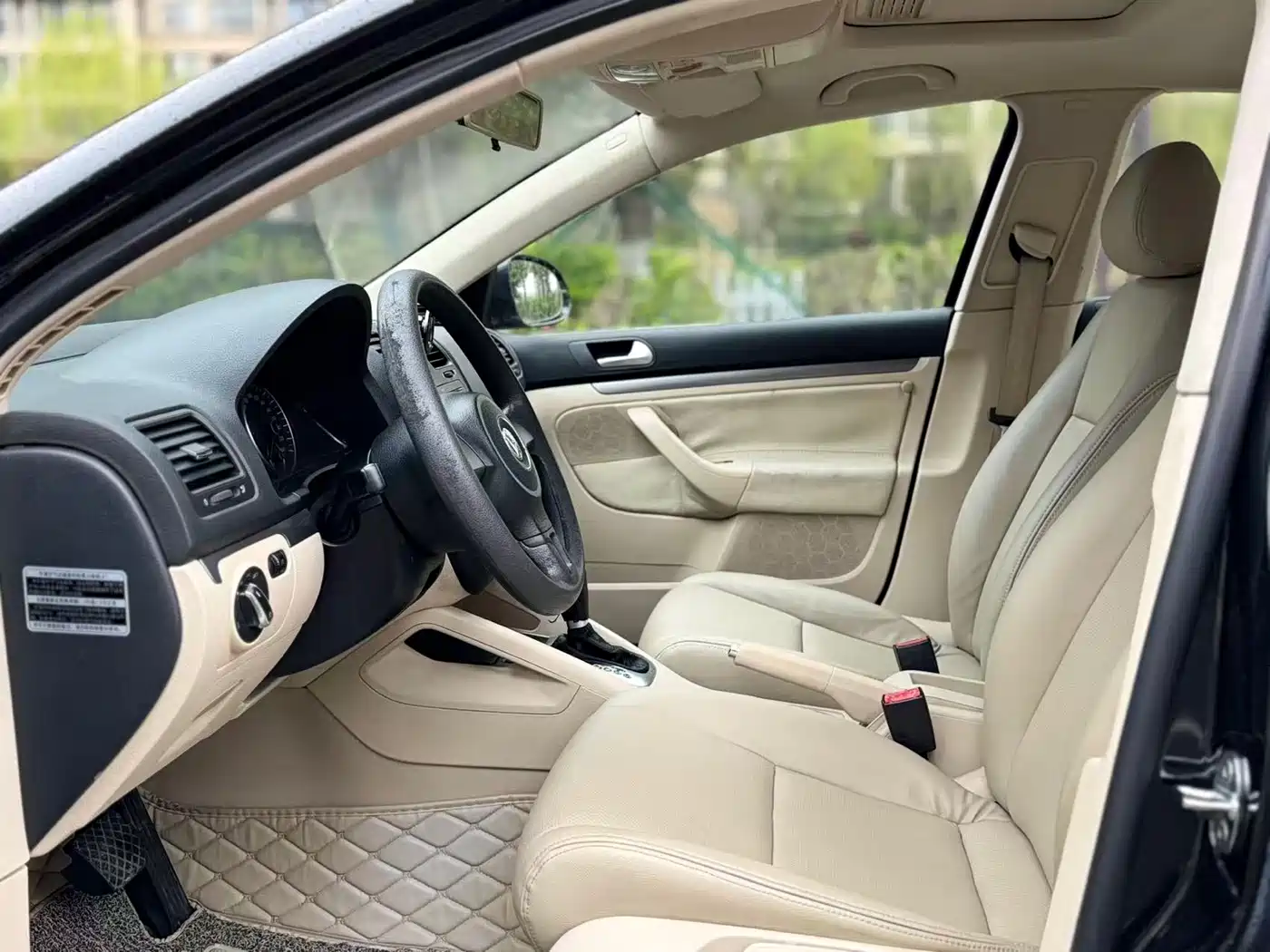 Volkswagen Sagitar 2011 1.6L Automatic Fashion фото 5
