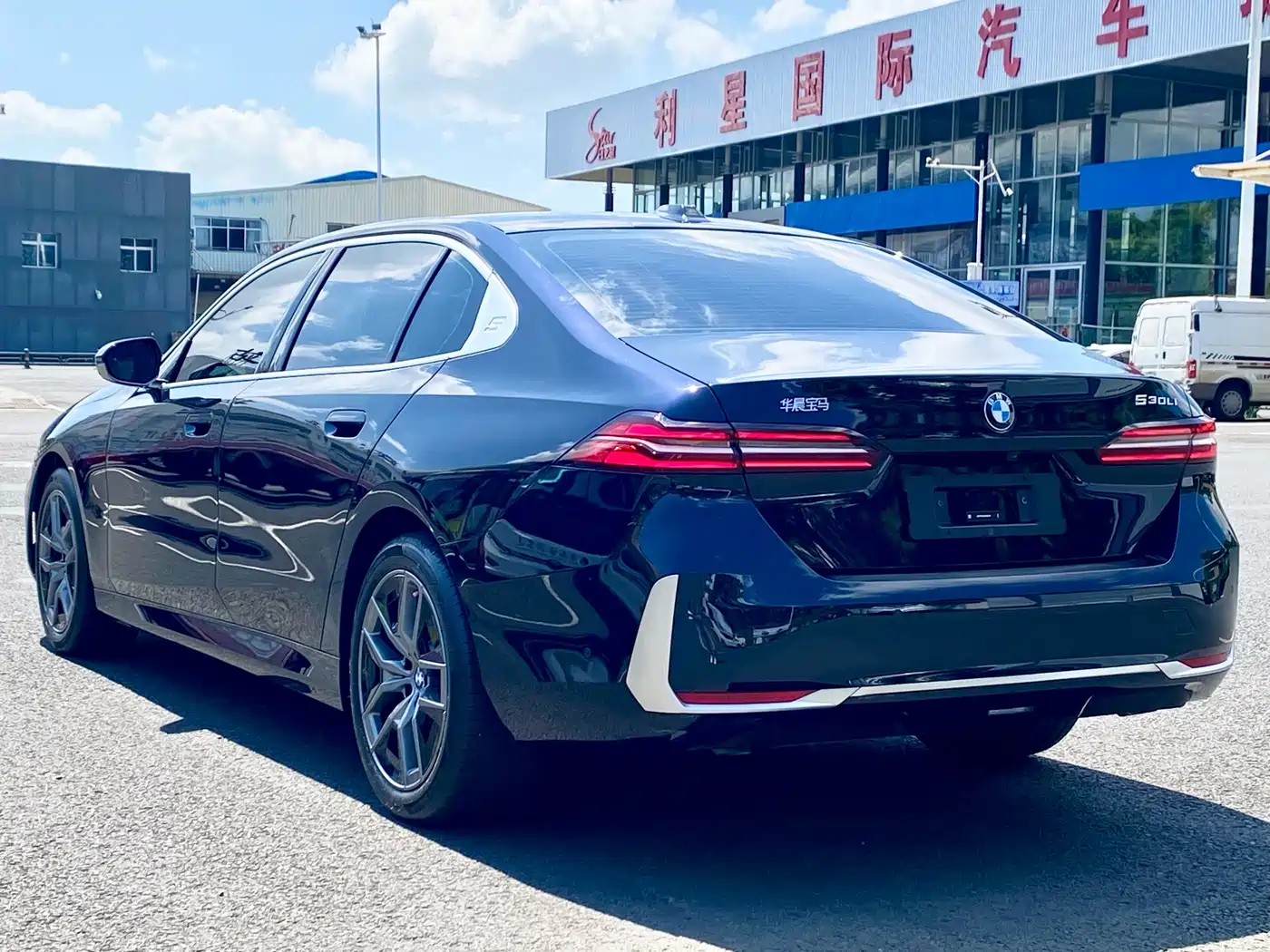 BMW 5 Series 2025 530Li Leading Luxury Package фото 4