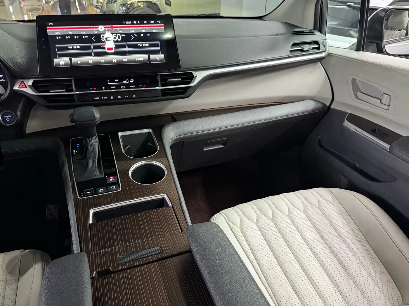 Toyota Sienna 2023 2.5L Hybrid Comfort Edition фото 12