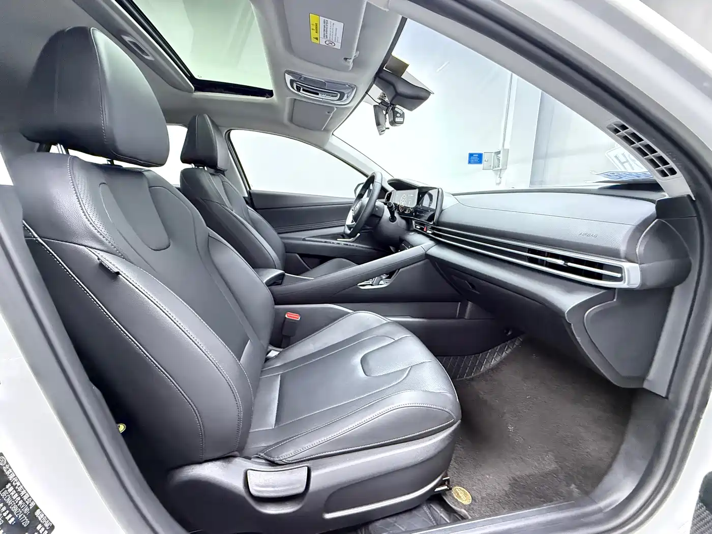 Hyundai Elantra 2022 1.5L CVT LUX Premium Edition фото 11