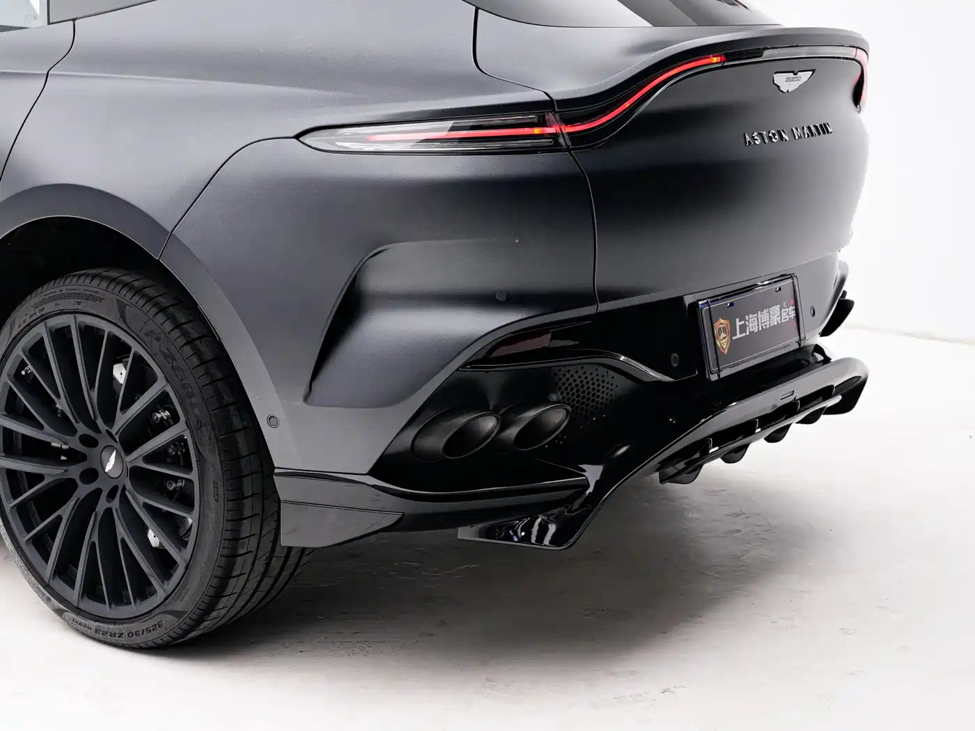 ASTON MARTIN DBX