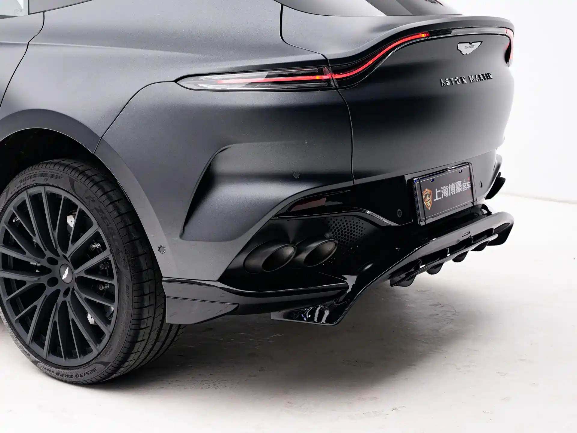 Фото 12 - Aston Martin DBX
