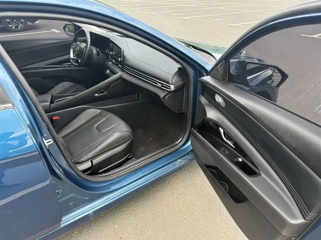 Hyundai Elantra 2022 1.5L CVT GLX Elite Edition фото 10
