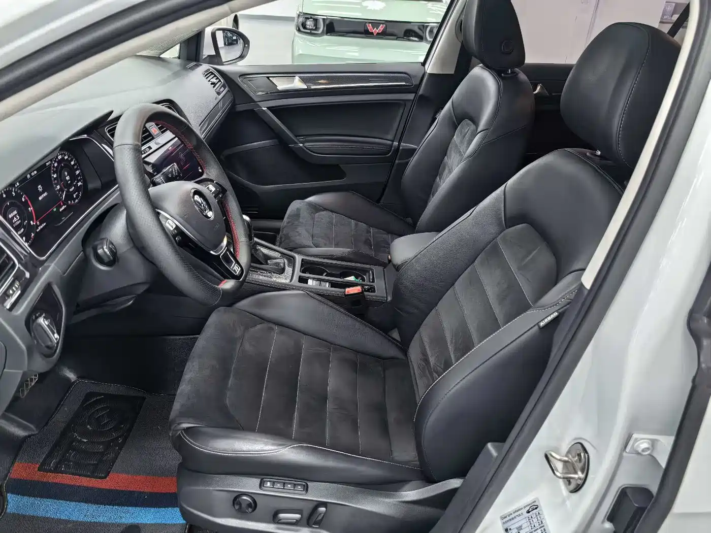 Volkswagen Golf 2020 Beloved Edition 280TSI DSG Luxury фото 10