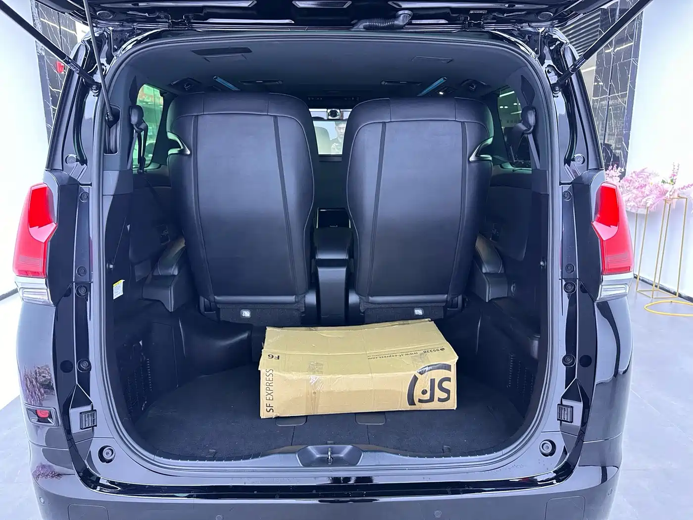 Lexus LM 2021 2020 300h 4-Seat Imperial Edition