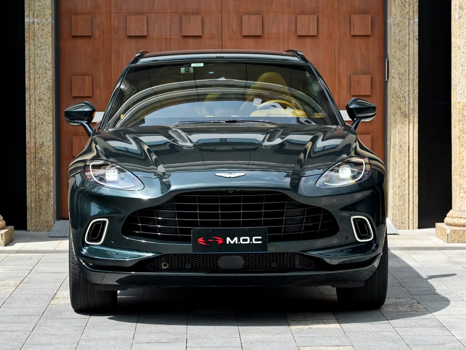Фото 2 - Aston Martin DBX