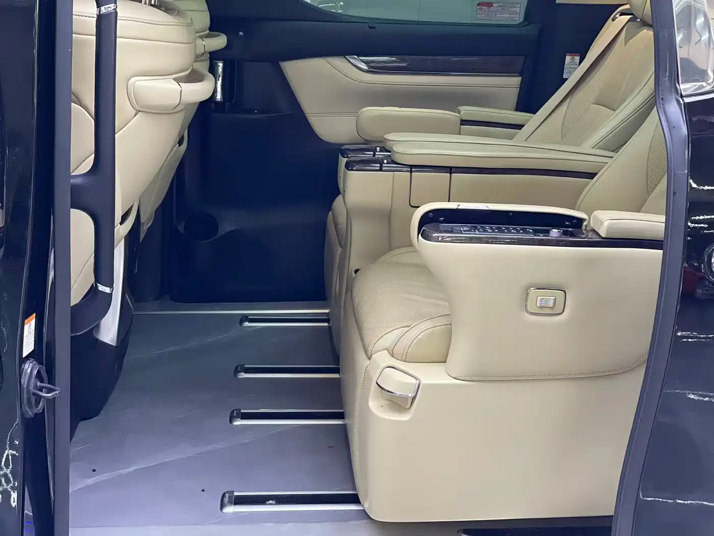 Toyota Alphard 2018 3.5L Premium фото 10