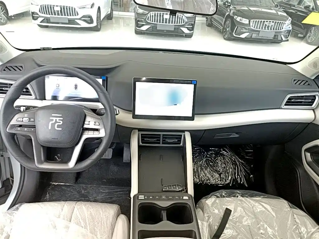 BYD Yuan UP 2025 Model 301KM Navigator фото 10