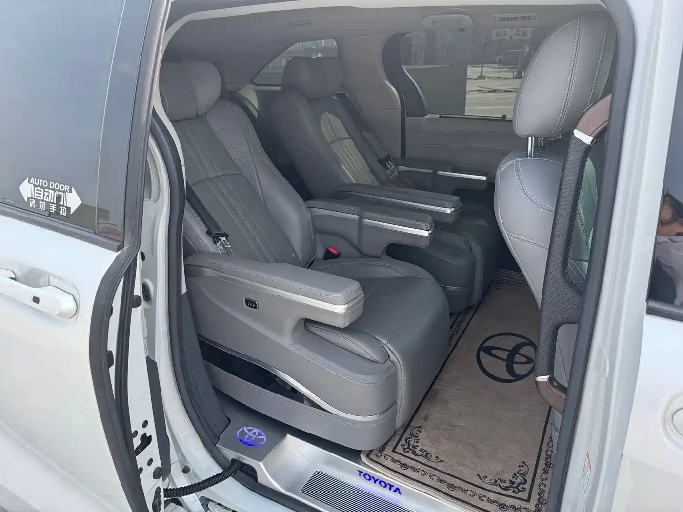 Toyota Sienna 2023 2.5L Hybrid Comfort Edition фото 14