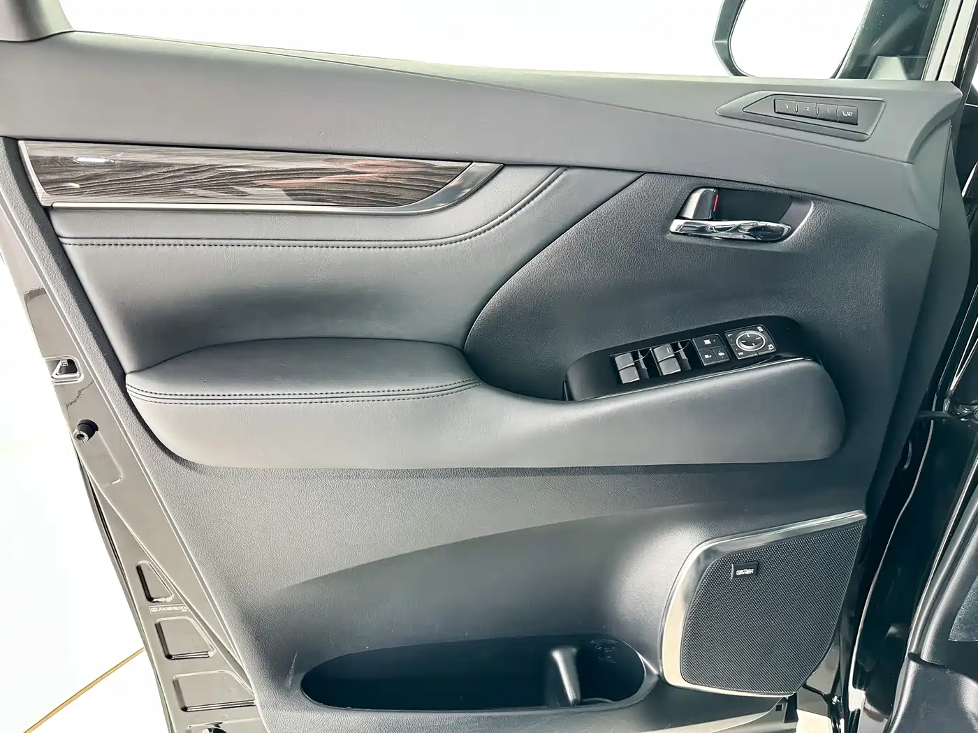 Lexus LM 2020 300h Seven-Seater Elegance Edition фото 8
