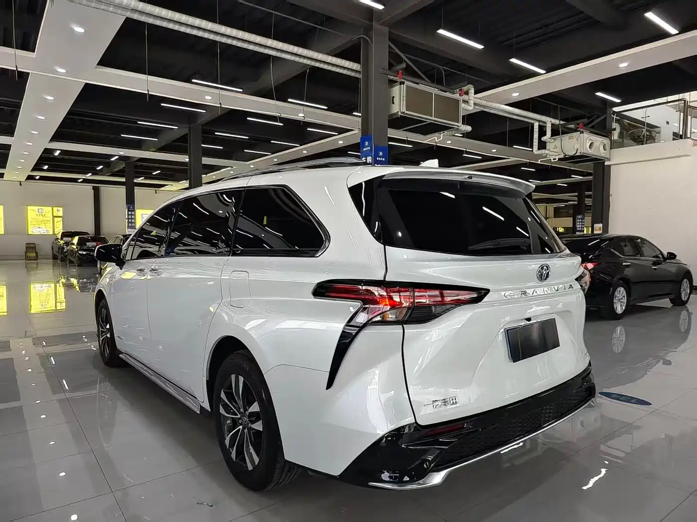 Toyota Granvia 2024 2.5L Hybrid Luxury фото 9