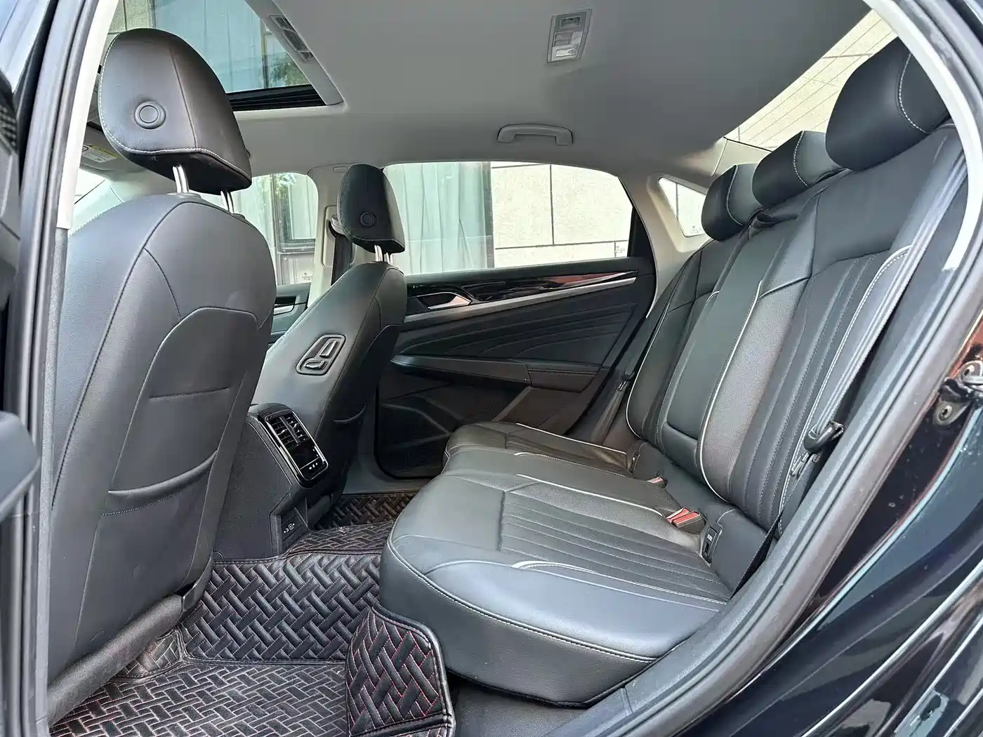 Volkswagen Passat 2022 280TSI Elite Edition фото 10