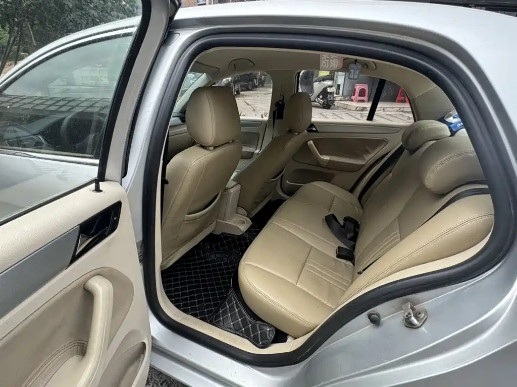 Volkswagen Bora 2012 1.6L Automatic Comfort Model фото 6