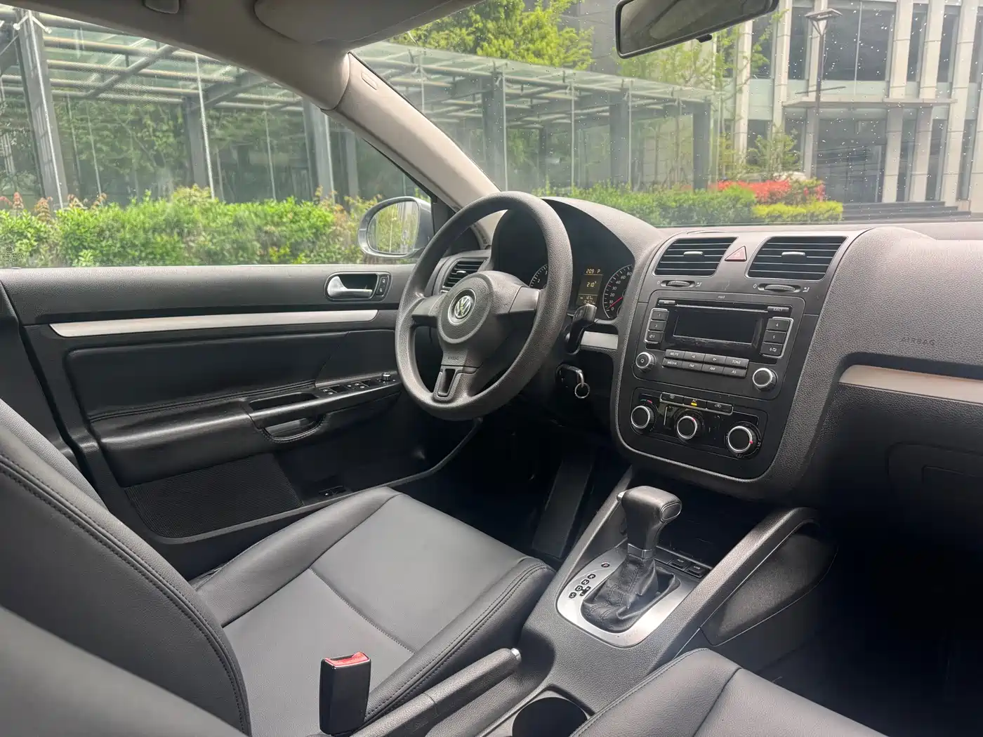 Volkswagen Sagitar 2011 1.6L Automatic Fashion фото 15