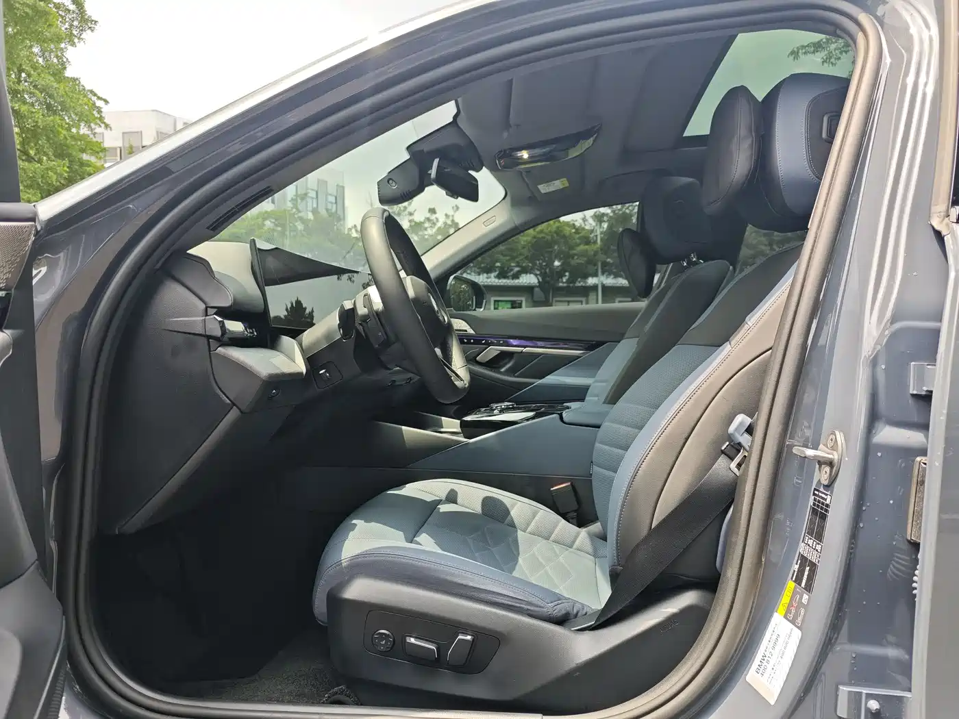 BMW i5 2024 eDrive 35L Premium Model M Sport Package фото 6