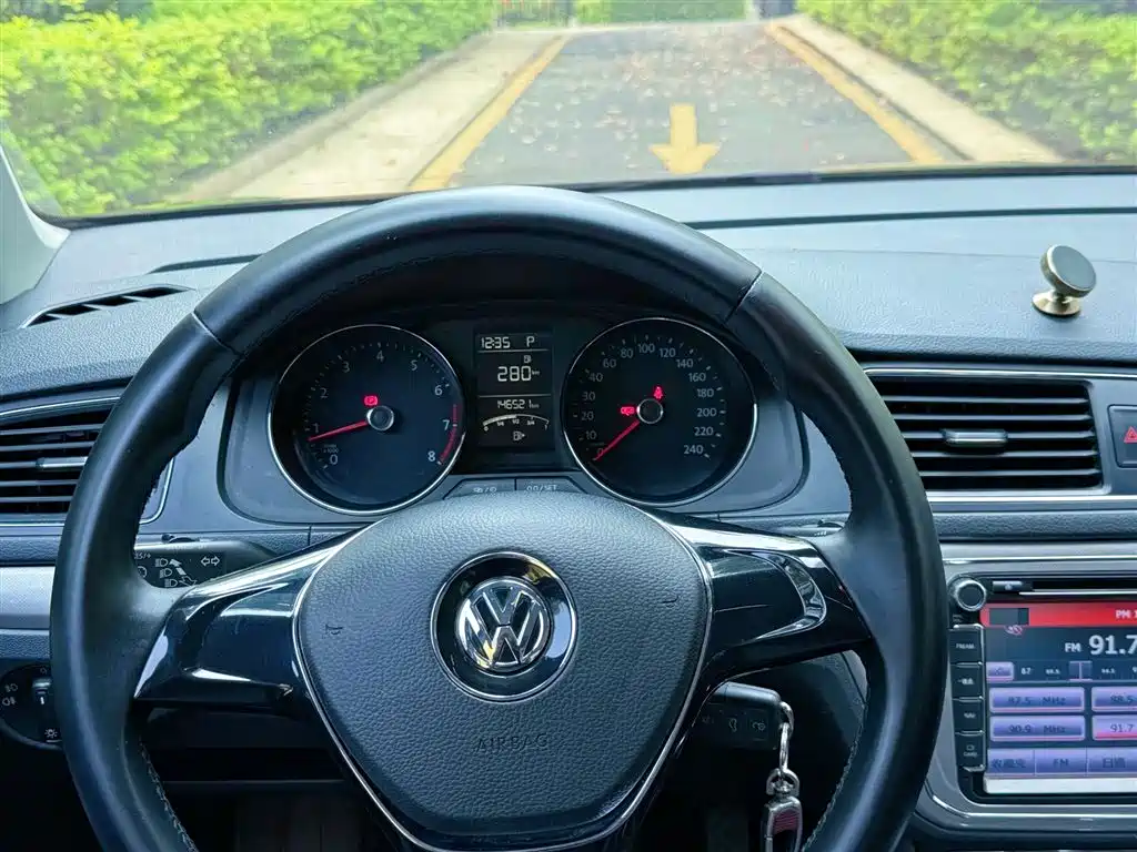 Volkswagen Lavida 2015 1.6L Automatic Comfort Edition фото 14