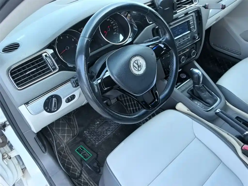 Volkswagen Sagitar 2015 1.6L Automatic Comfort фото 7