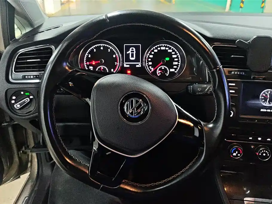 Volkswagen Golf 2017 1.6L Auto Comfort Millionth Edition фото 15