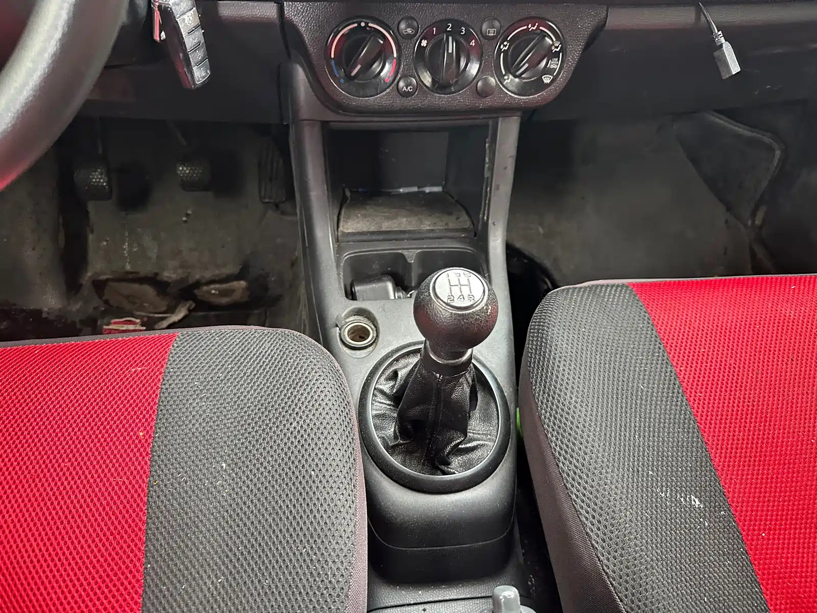Фото 10 - Suzuki Swift
