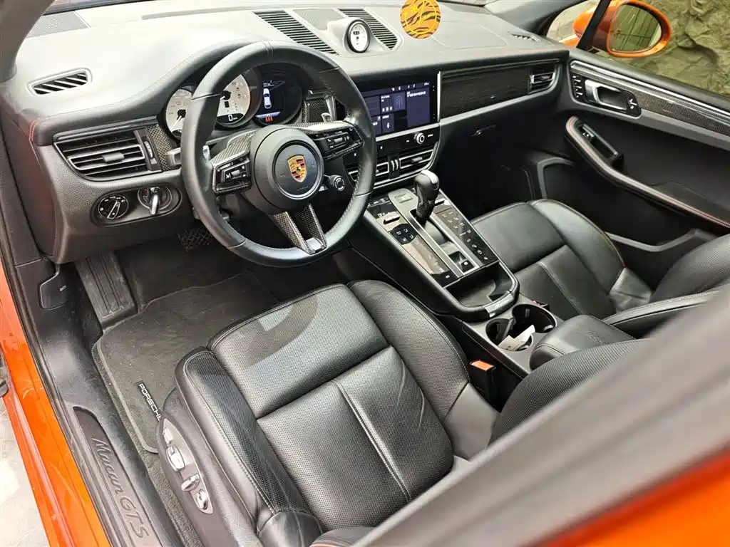 PORSCHE MACAN