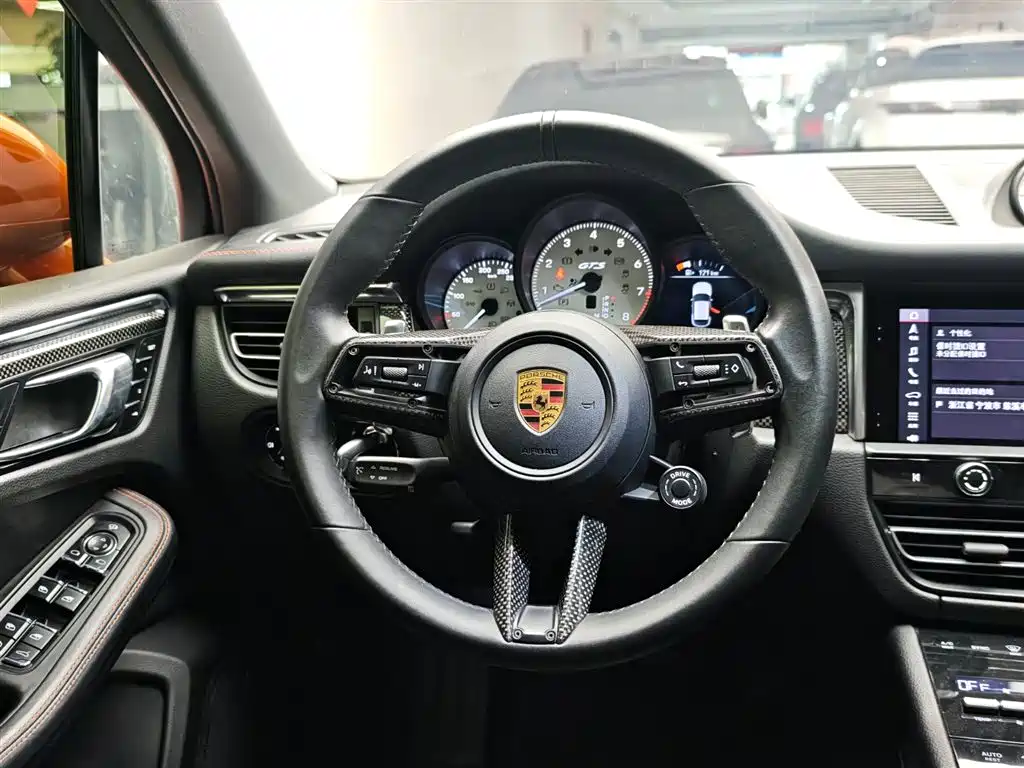PORSCHE MACAN