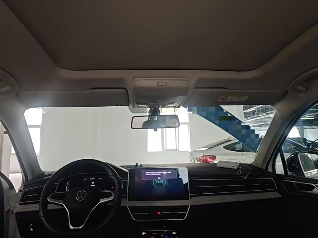 Photo 18 - Volkswagen Tiguan L