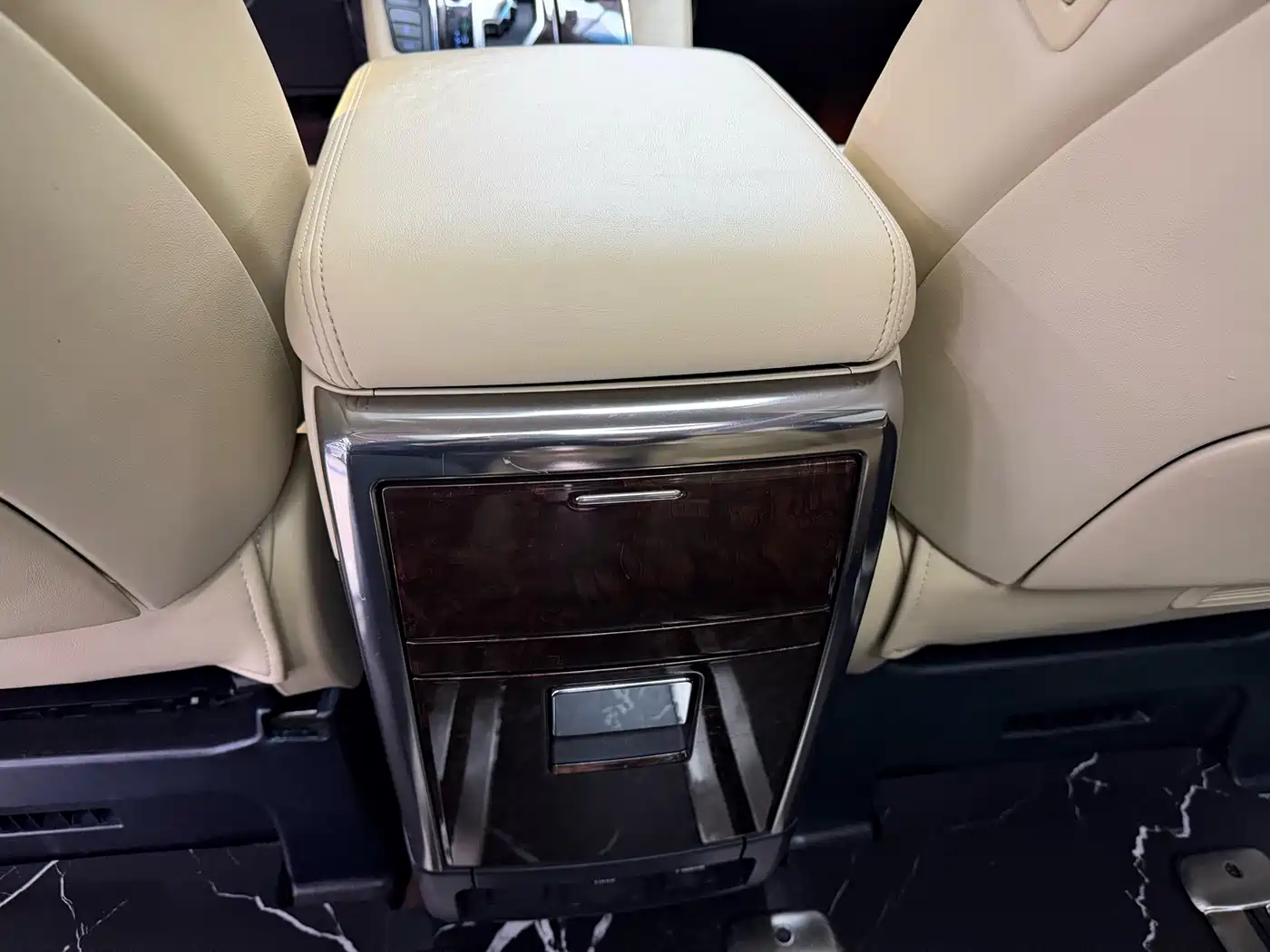 Toyota Alphard 2019 Hybrid 2.5L Luxury фото 14
