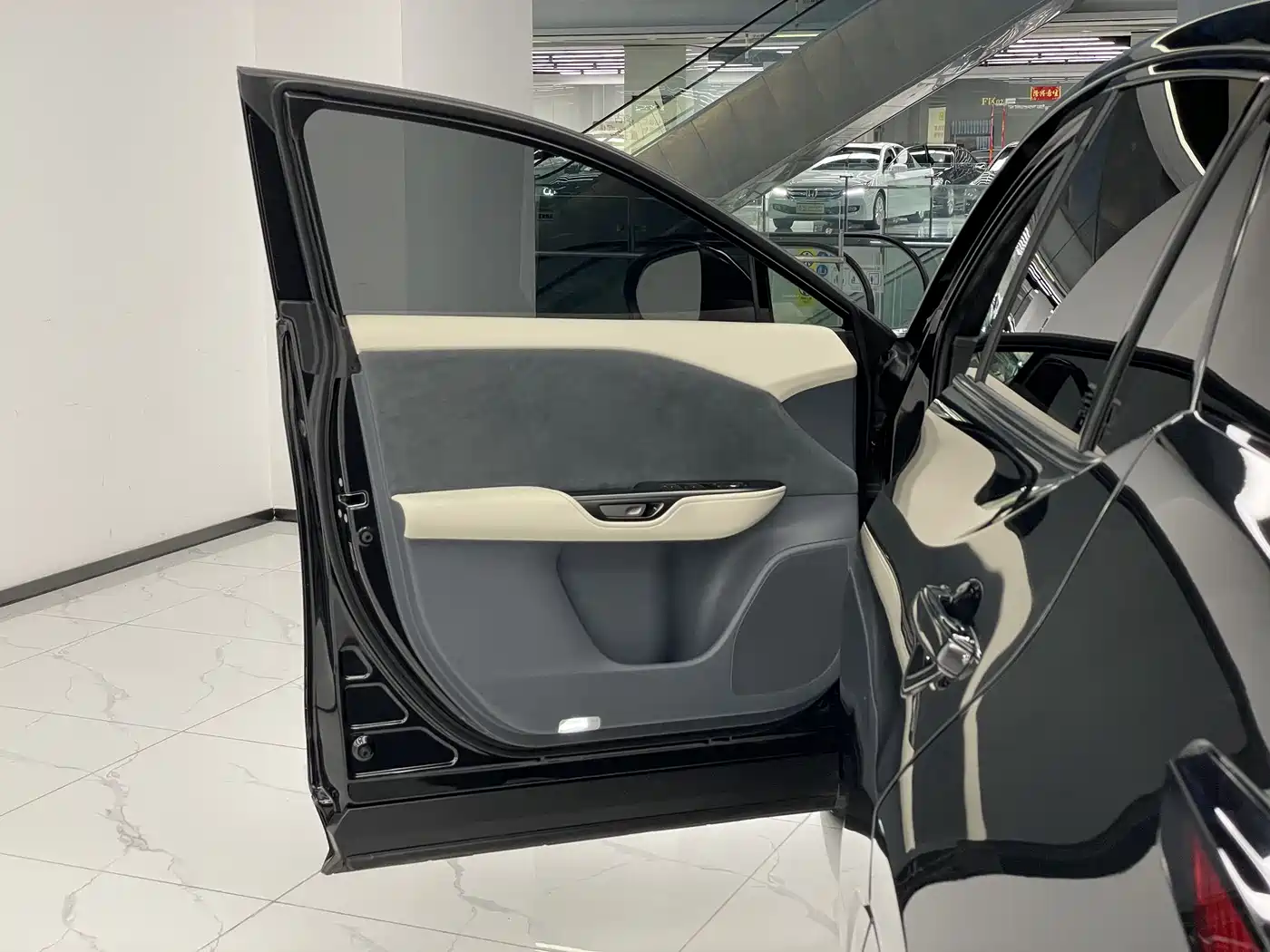 Lexus RZ 2023 450e 4WD Premium фото 22