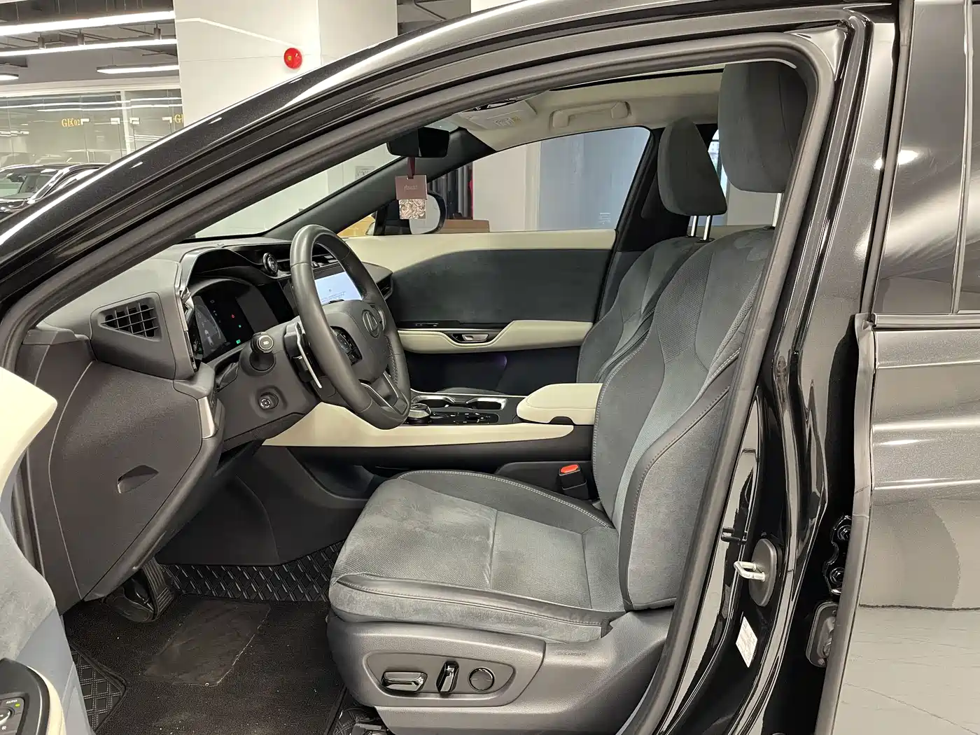 Lexus RZ 2023 450e 4WD Premium фото 11