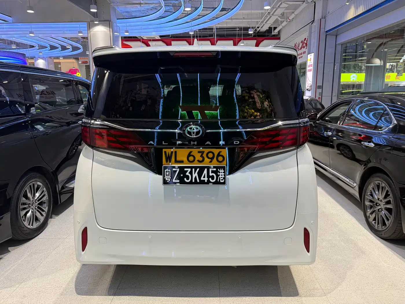 Toyota Alphard 2025 Hybrid 2.5L Ultimate Gold Edition фото 26