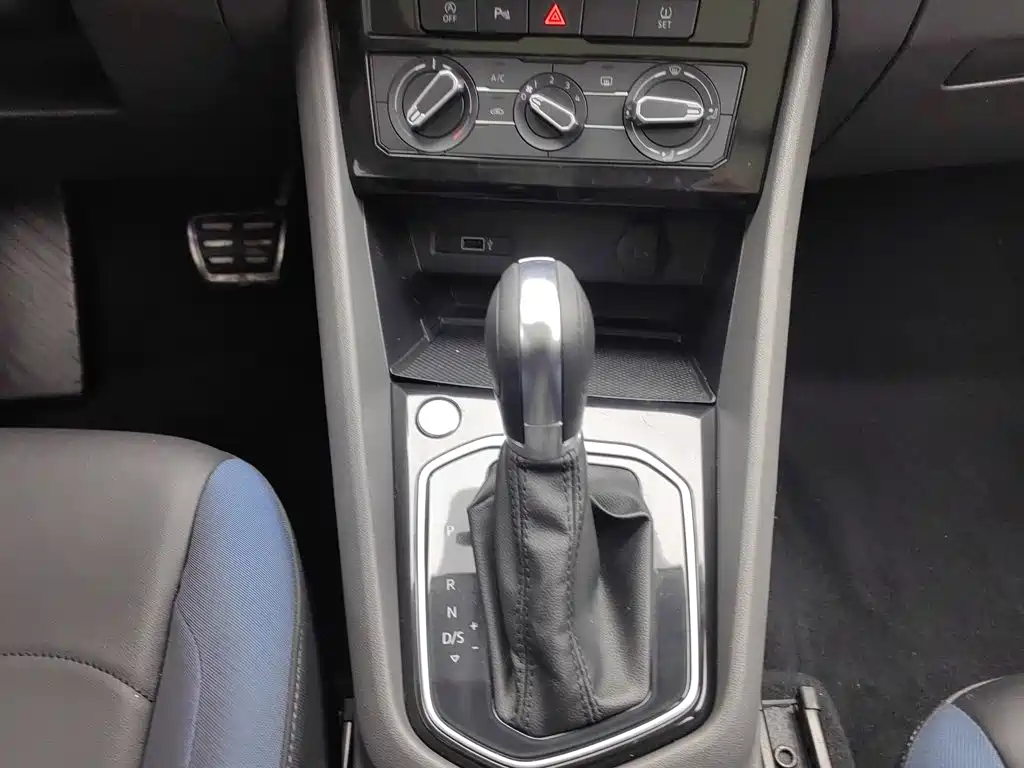 Photo 13 - Jetta VS7
