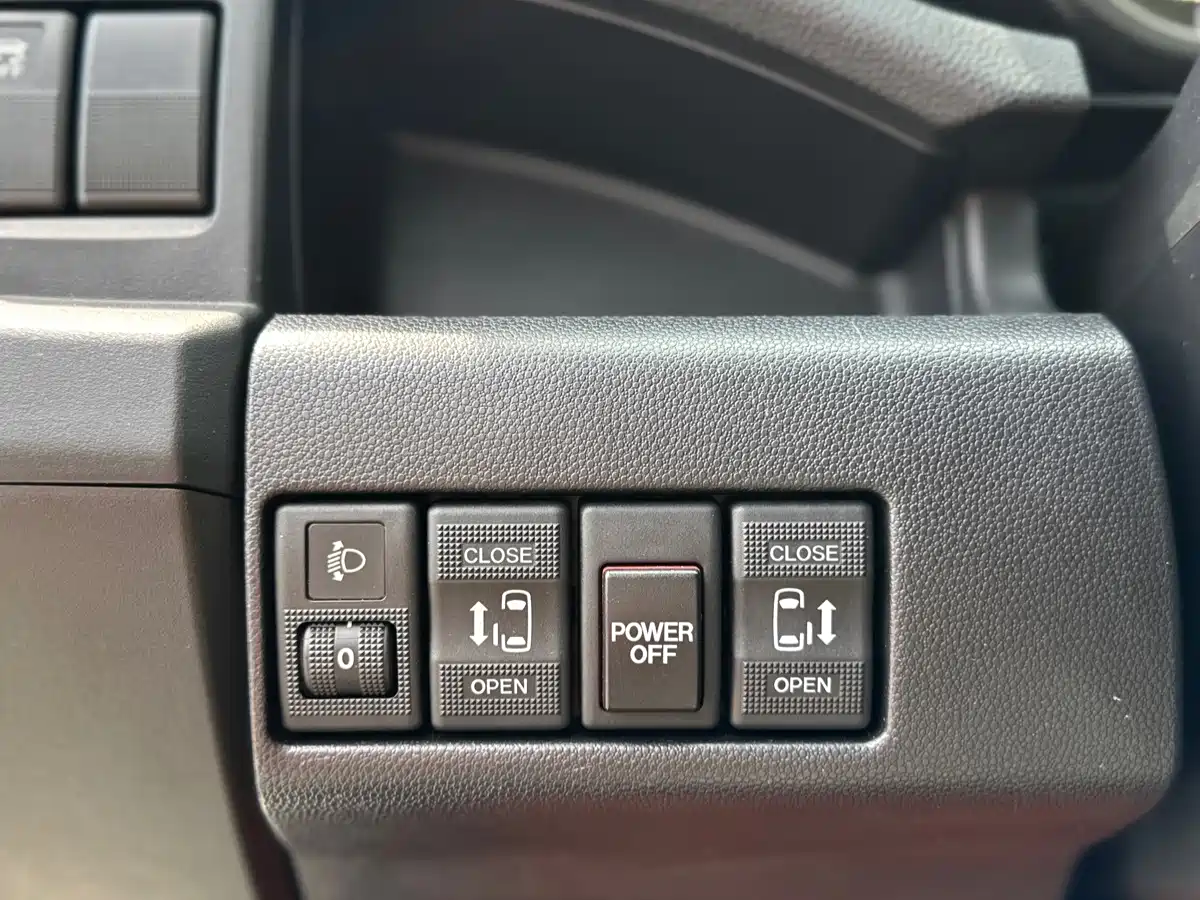 Mazda Mazda5 2014 2013 2.0L Automatic Luxury