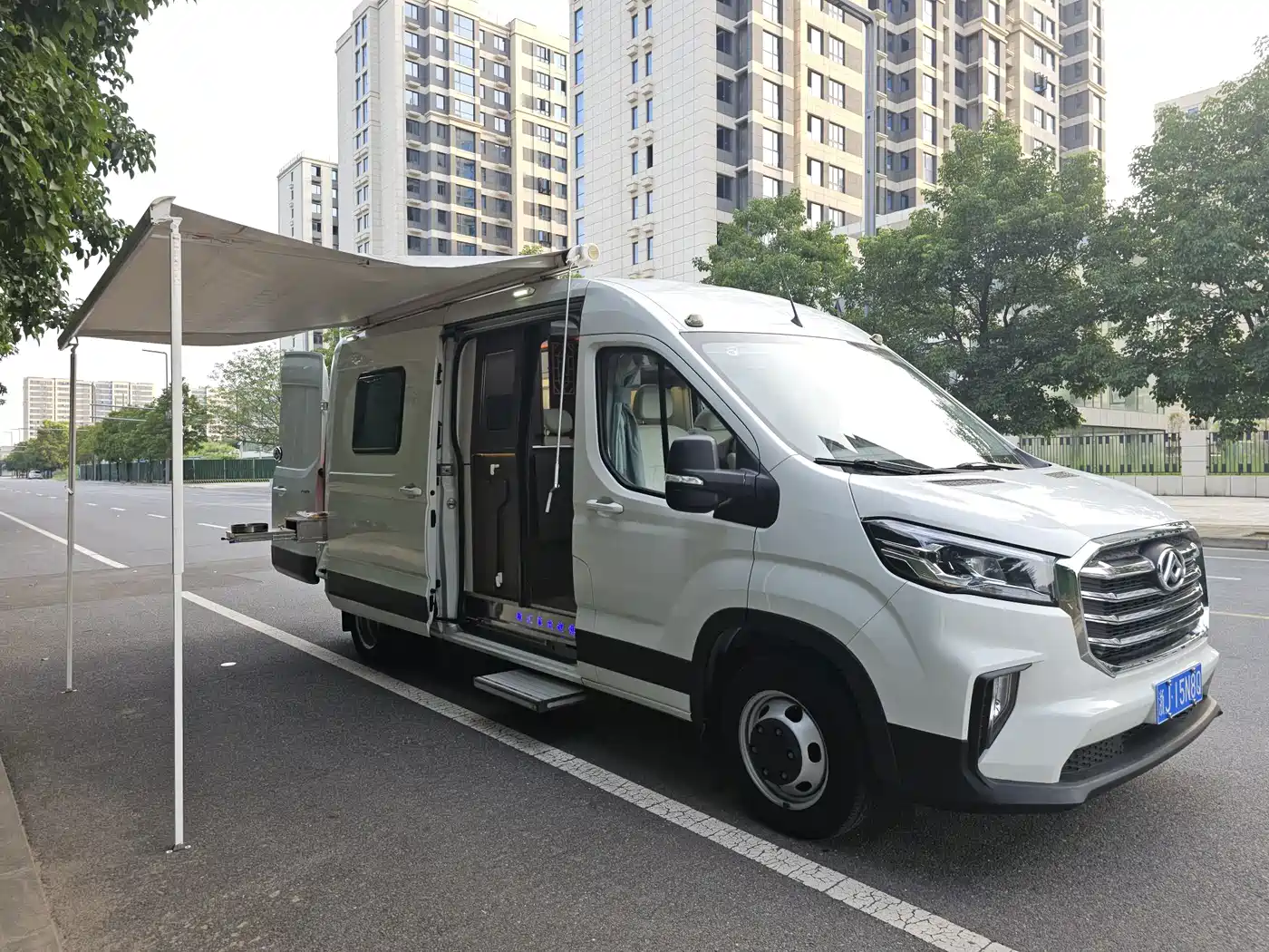 SAIC Maxus MAXUS V90 RV 2022 2021 2.0T Travel Home V90 Self-Contained Class B RV Luxury Transverse Bed