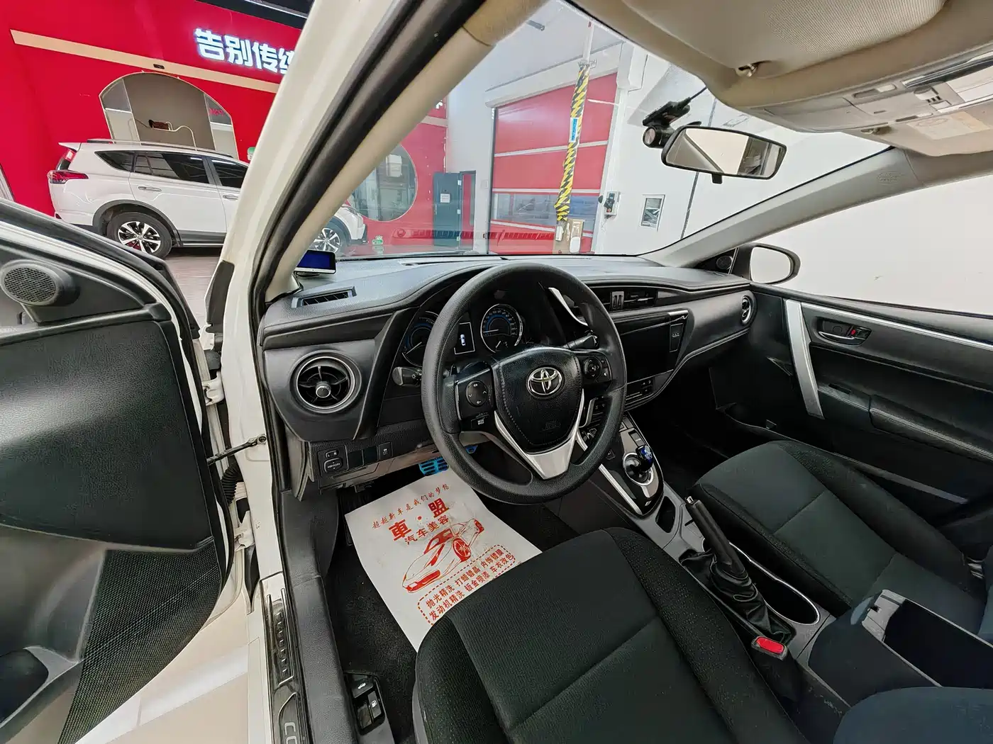 Toyota Corolla 2017 Facelift Hybrid 1.8L E-CVT Leading Edition фото 9