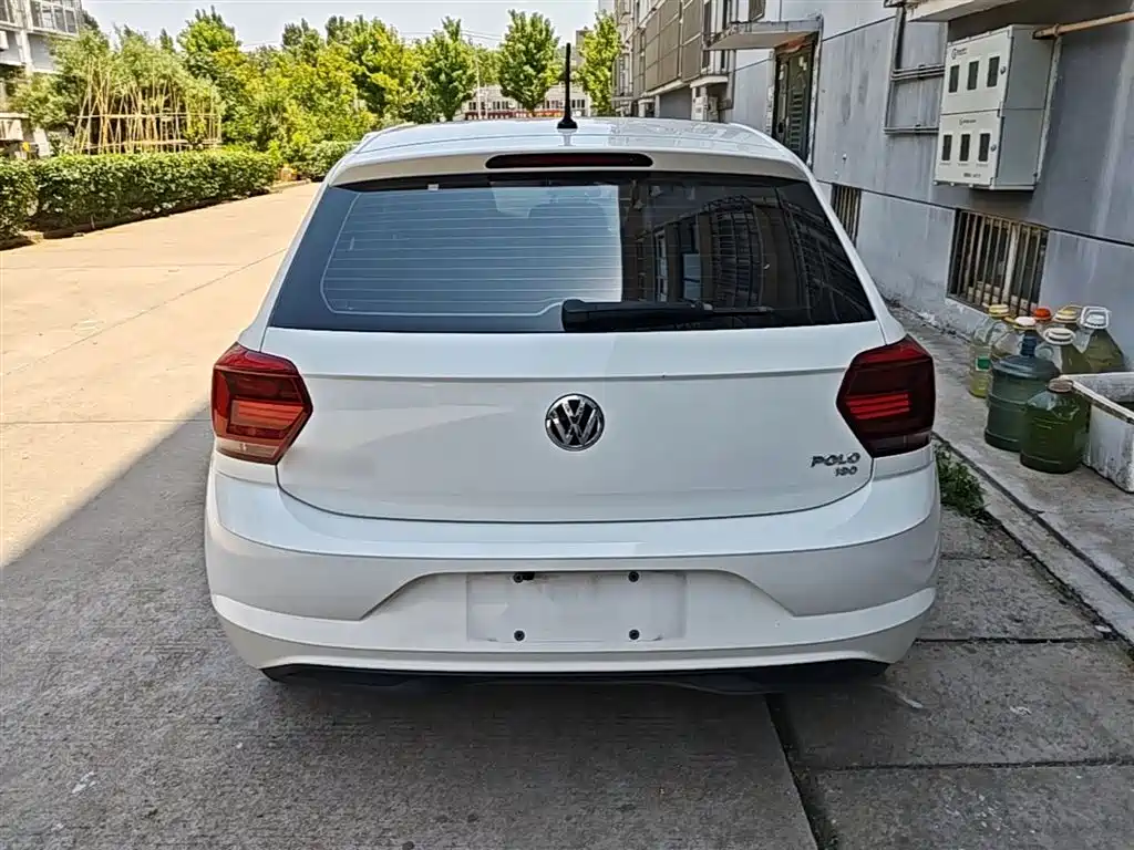 VOLKSWAGEN POLO