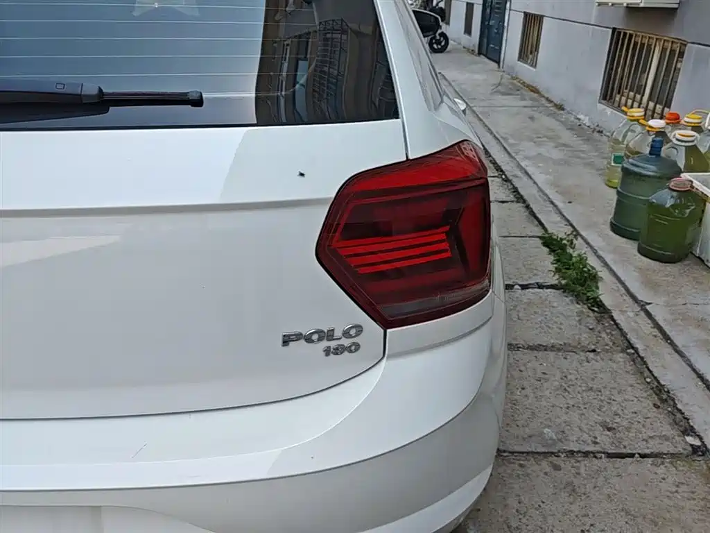 VOLKSWAGEN POLO