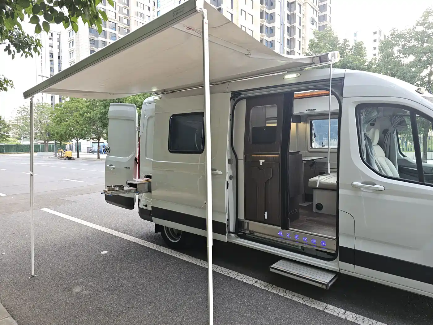 SAIC Maxus MAXUS V90 RV 2022 2021 2.0T Travel Home V90 Self-Contained Class B RV Luxury Transverse Bed