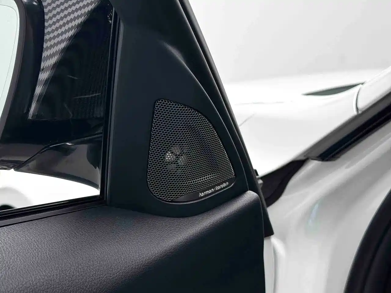 BMW 3 Series 2018 320i M Sport Black Night Edition фото 5