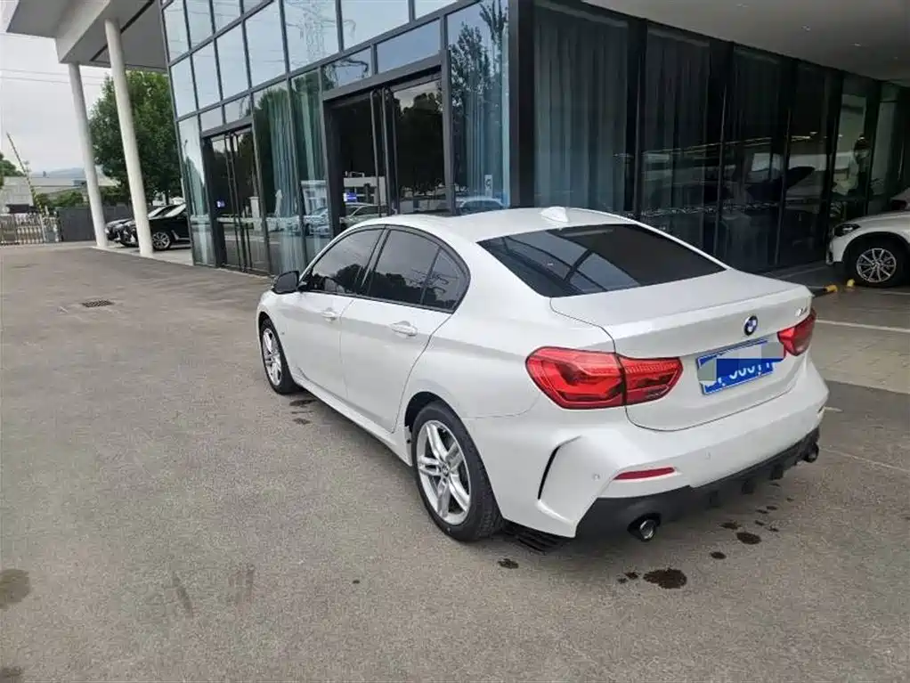 BMW 1 Series 2022 120i M Sport Shadow Edition фото 6